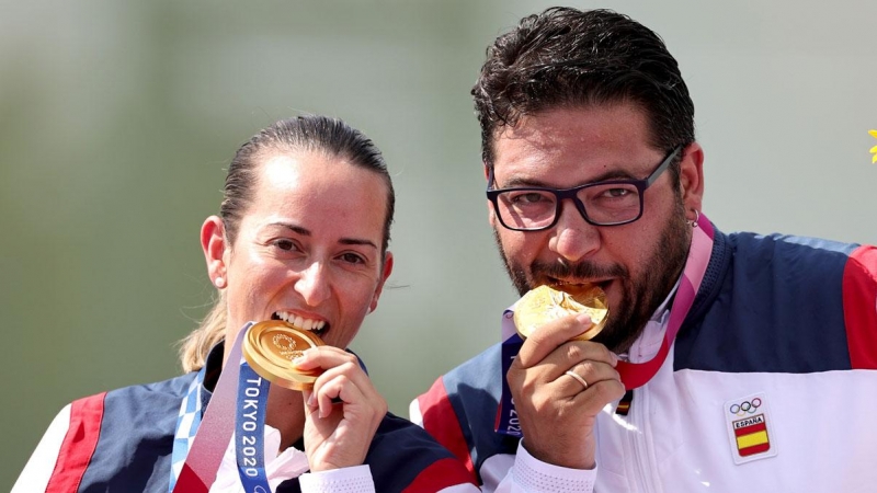 Fátima Gálvez y Alberto Fernández posan con su medalla de oro en los más alto del podio.