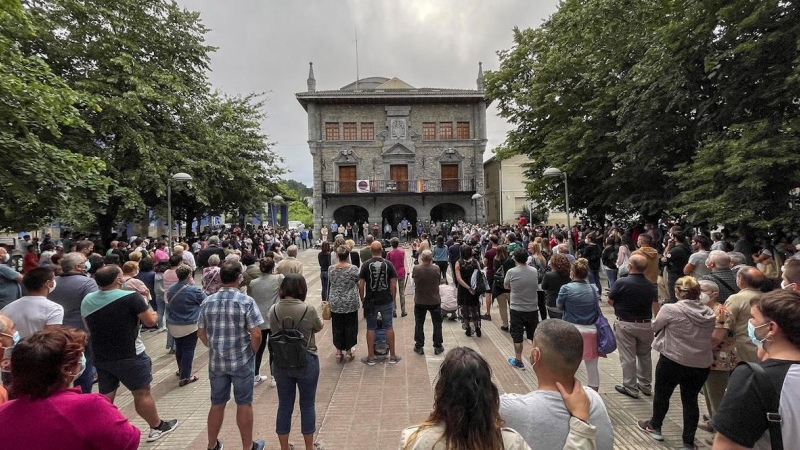 Concentración del pasado jueves junto a la corporación municipal de Lemoa (Bizkaia) para condenar la agresión en grupo a un joven vecino de esta localidad.