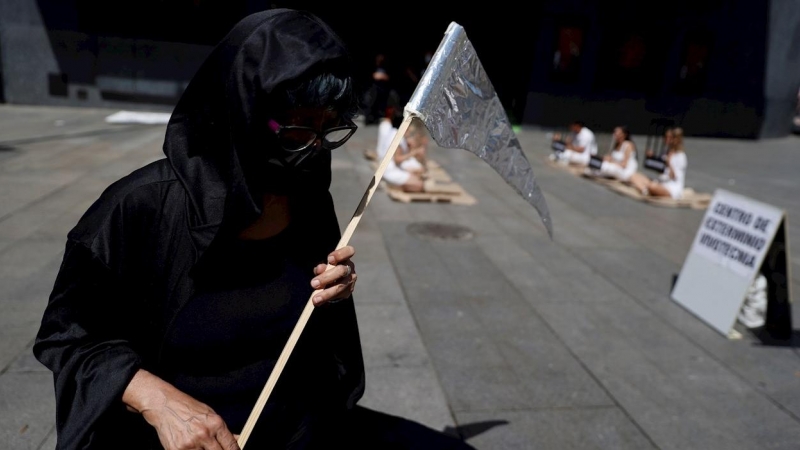 Miembros de asociaciones defensoras de los animales realizan una performance-protesta, este sábado en la madrileña Plaza de Callao.