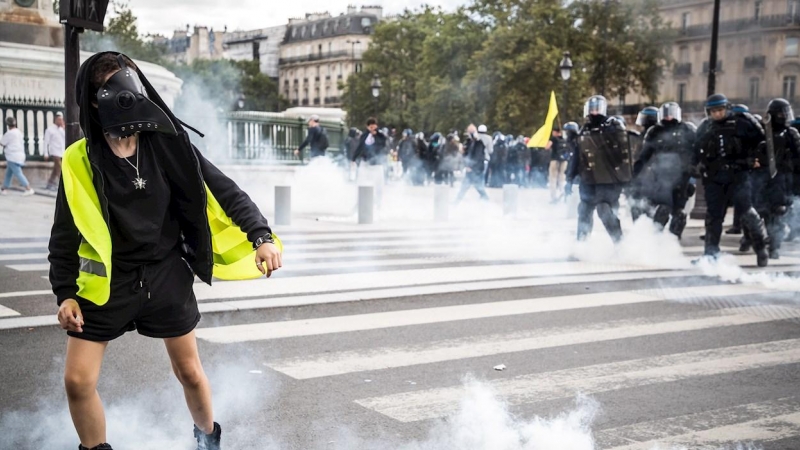 Un manifestante llevando el chaleco amarillo durante las protestas por las medidas anticovid en Francia.