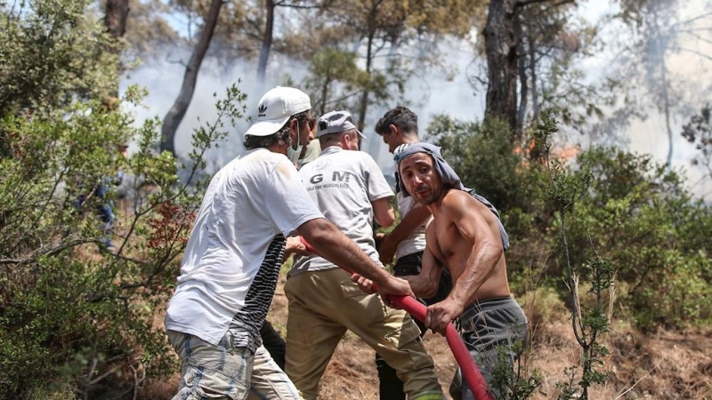 Varias personas intentando apagar los incendios forestales en el distrito rural de Marmaris en Mugla, Turquía, el 1 de agosto de 2021