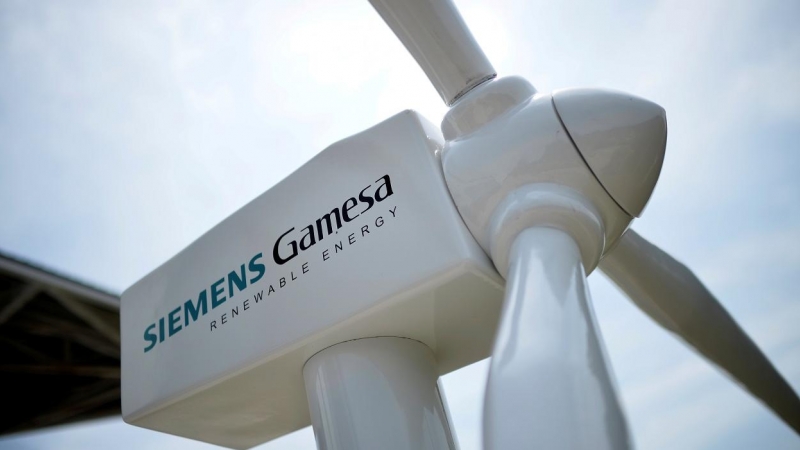 Un modelo de aerogenerador con el logo de Siemens Gamesa, en la sede de la compañía en la localidad vizcaína de Zamudio. REUTERS/Vincent West.