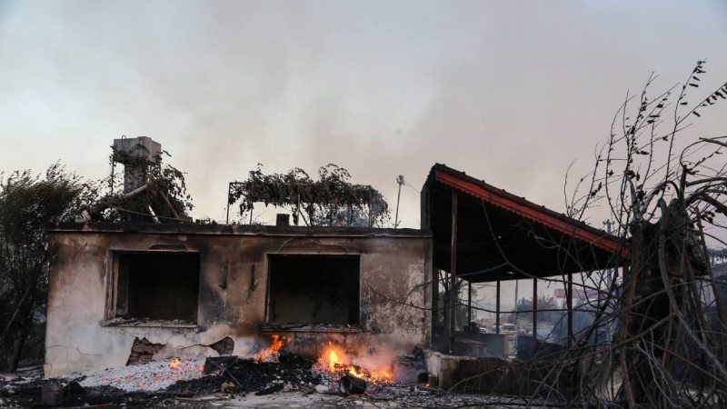 Una casa quemada se ve cuando un incendio forestal masivo se propaga a la ciudad de Manavgat, a 75 km (45 millas) al este de la ciudad turística de Antalya, Turquía, el 28 de julio de 2021