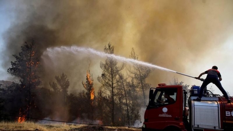 Un bombero intenta extinguir un incendio forestal cerca de Marmaris, Turquía, el 1 de agosto de 2021.