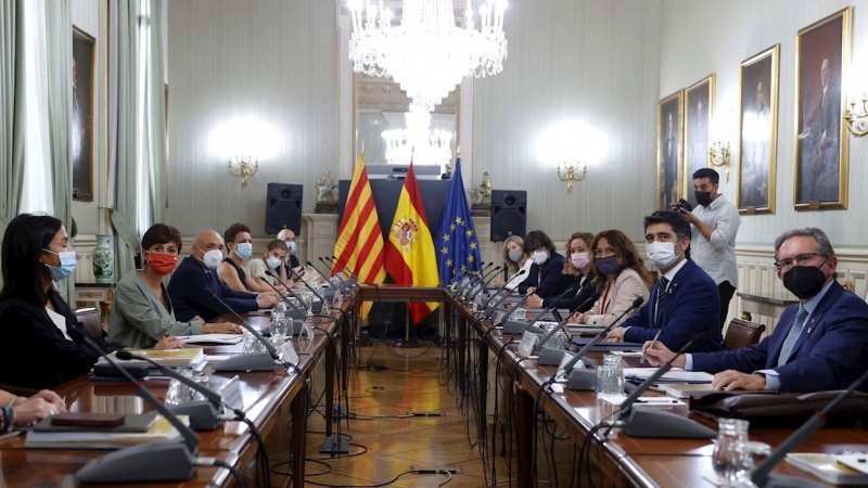 02/08/2021.- Los protagonistas de la primera reunión de la Comisión Bilateral Generalitat-Estado desde el 1 de agosto de 2018. EFE/ Mariscal