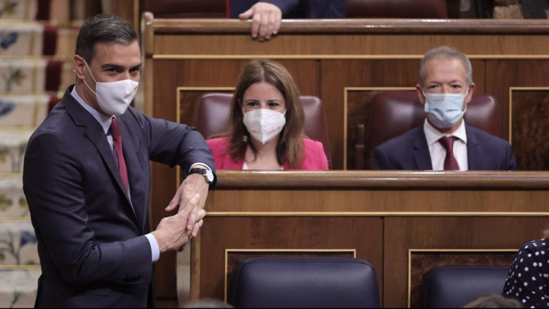 30/06/2021-. El presidente del Gobierno, Pedro Sánchez, conversa con los diputados del Grupo Socialista en el último Pleno ordinario celebrado para explicar la concesión de los indultos. E. Parra. POOL / Europa Press