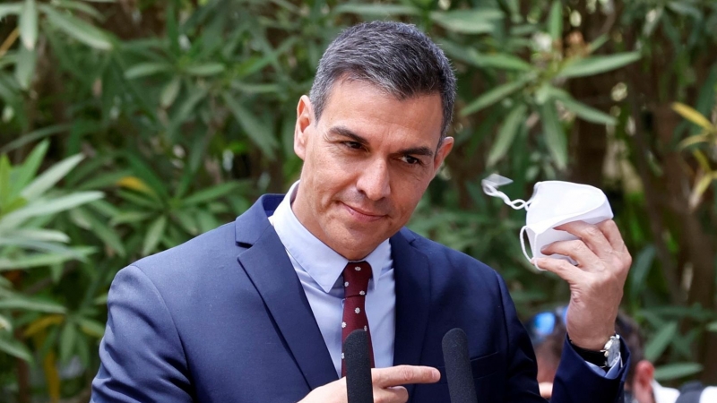 El presidente del Gobierno, Pedro Sánchez, se quita la mascarilla antes de atender a la prensa tras mantener el tradicional despacho de verano con el rey Felipe VI, este martes, en el Palacio de Marivent, en Palma de Mallorca.