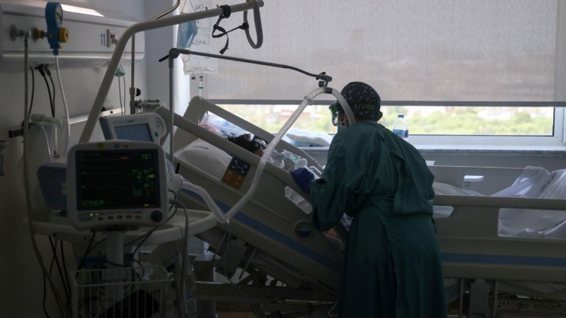 Personal sanitario trata a un paciente covid ingresado en el Hospital del Mar, en Barcelona.