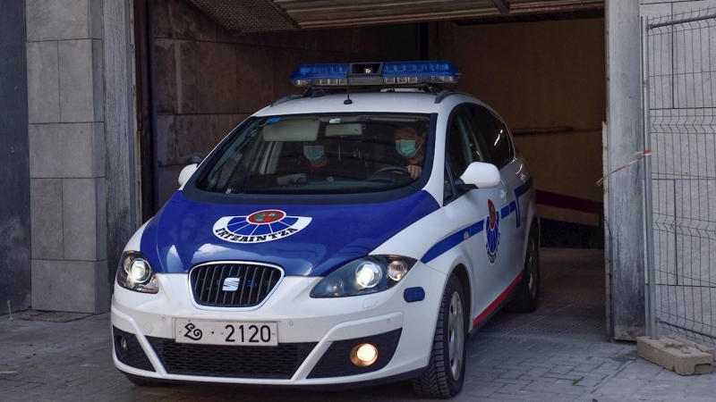 03/08/2021 Coche policía paliza Amorebieta