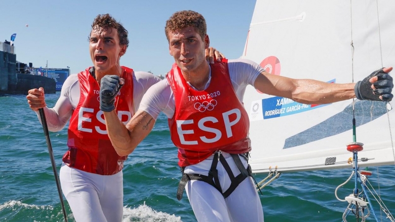 Jordi Xammar (i) y Nicolás Rodríguez de España celebran tras ganar medalla de bronce.