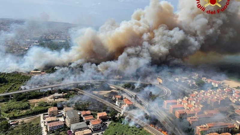 Los bomberos italianos tomaron la foto del incendio de Pescara.