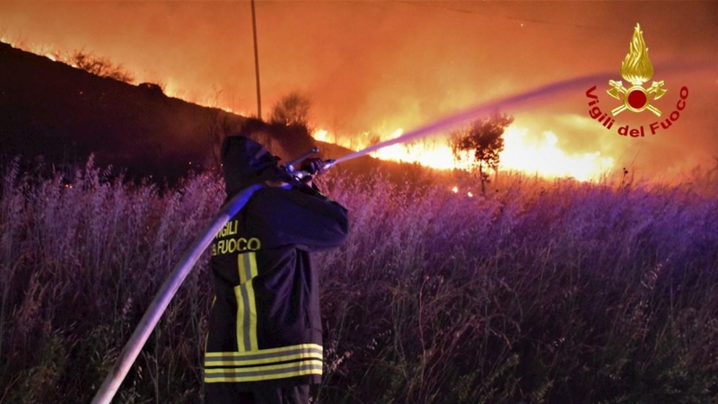 Un bombero trabaja en la extinción del fuego cerca de Palermo.