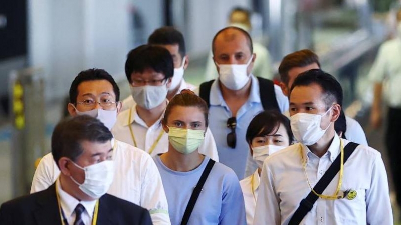 La velocista bielorrusa Krystsina Tsimanouskaya que se refugió en la embajada de Polonia en Tokio, llega para tomar un vuelo a Viena en el Aeropuerto Internacional de Narita en Narita, al este de Tokio, Japón 4 de agosto de 2021