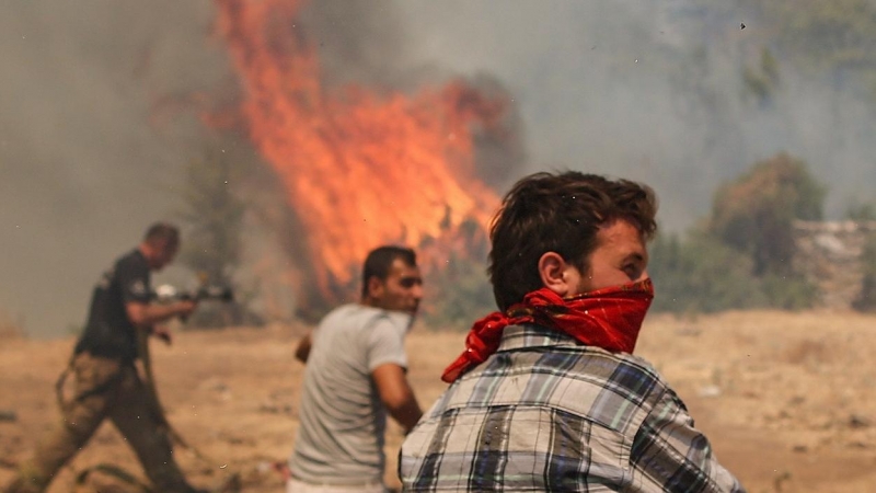 Los vecinos luchan contra las llamas en la región de Mugla, en Turquía