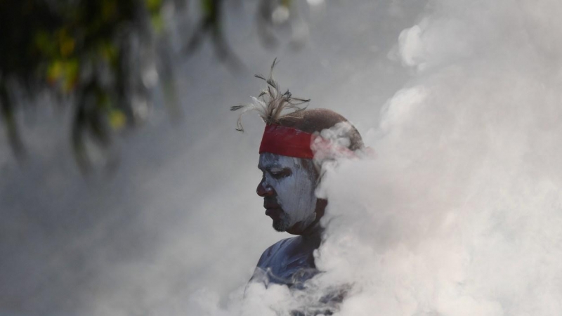 Artistas indígenas celebran una ceremonia de humo como durante el Día de Australia en Sydney, el martes 26 de enero de 2021