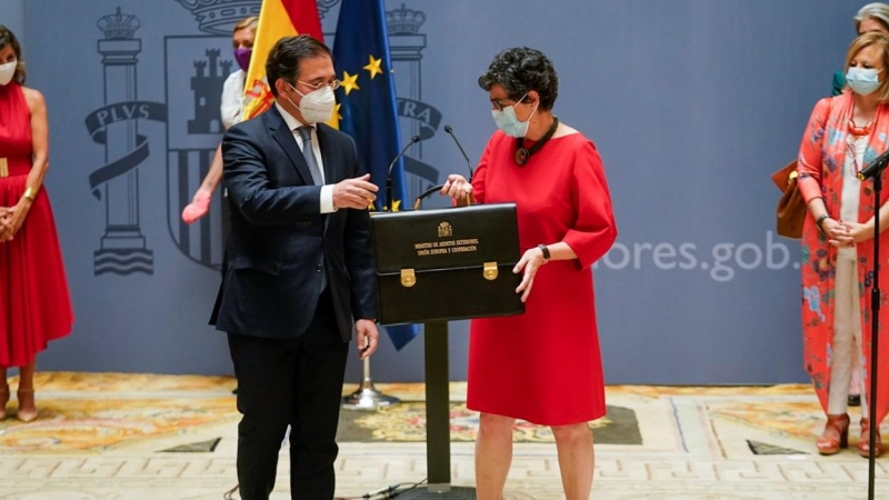 El nuevo ministro de Asuntos Exteriores, Unión Europea y Cooperación, José Manuel Albares, recibe la cartera ministerial de manos de su predecesora, Arancha González Laya, en el Palacio de Santa Cruz, a 12 de julio de 2021, en Madrid