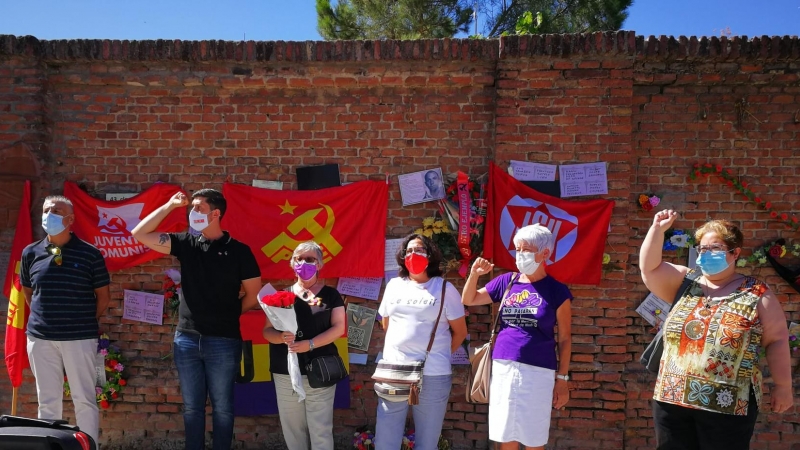 Las intervinientes en el acto de homenaje a las 'Trece rosas' y los '43 claveles' en el 82 aniversario de sus fusilamientos en el Cementerio de la Almudena.