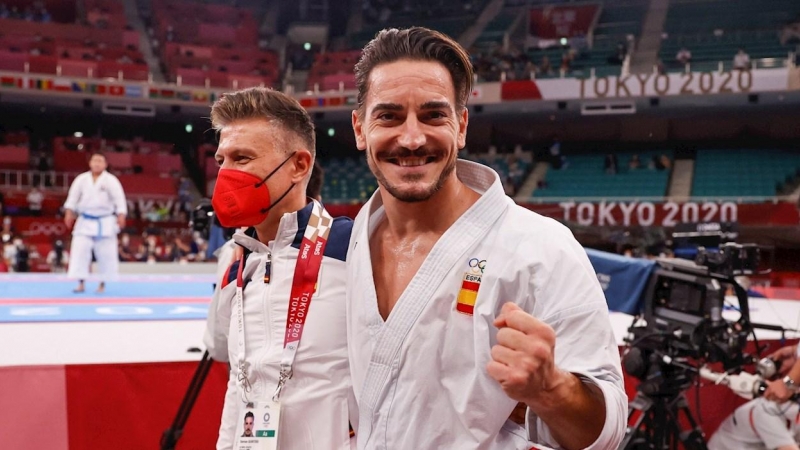 El español Damián Quintero (d) celebra tras conseguir la medalla de plata después de la final de kata masculino de karate por los Juegos Olímpicos 2020, este viernes en el estadio Nippon Budokan en Tokio (Japón)