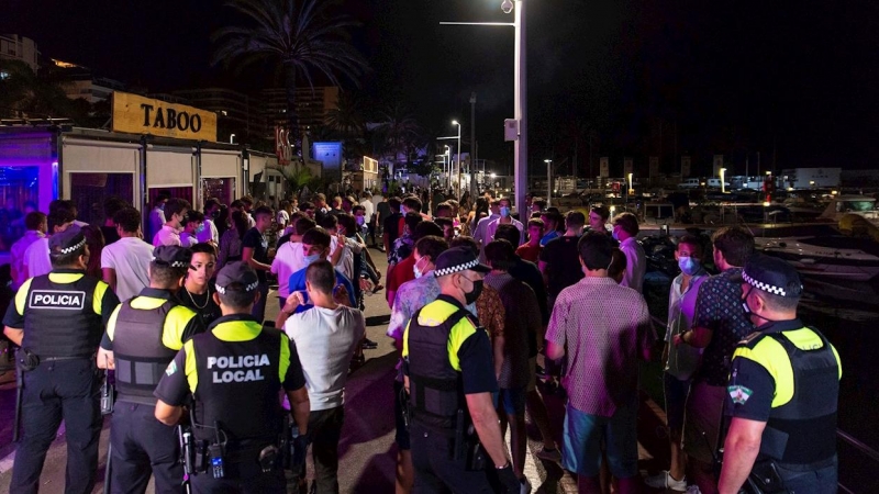 La policial local de Marbella acude en la madrugada del viernes 30 al sábado 31 de julio al desalojo en el puerto deportivo de Marbella, donde se desarrolla el ocio nocturno.