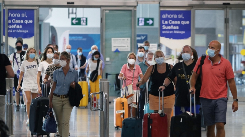 Llegada masiva de turistas de varias nacionalidades al aeropuerto de la capital para disfrutar del verano en la Costa del Sol.