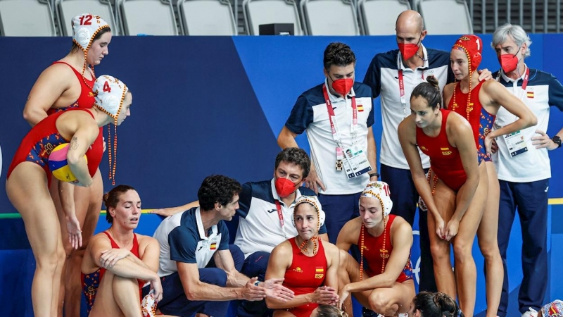 El entrenador de España, Miki Oca, da instrucciones a sus jugadoras en la final de waterpolo femenino entre España y Estados Unidos.