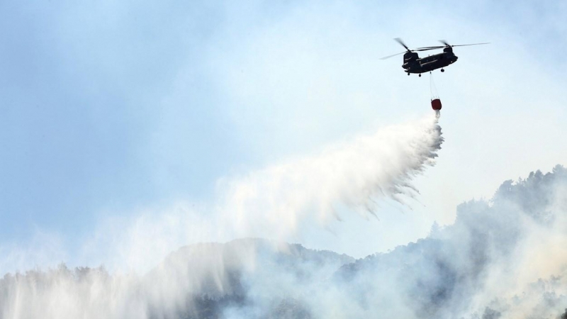 Un helicóptero Chinook apaga un incendio forestal en el área de Malakassa, cerca de Atenas.