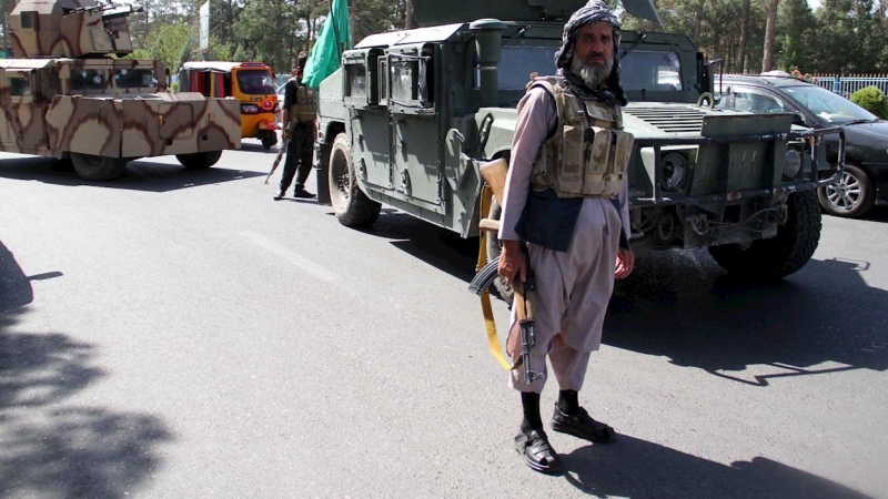 Funcionarios de seguridad afganos y milicias privadas leales a Ismail Khan, el ex comandante de patrulla muyahidín después de que recuperaron el control de partes de la ciudad de Herat tras una intensa batalla con militantes talibanes, en Herat.