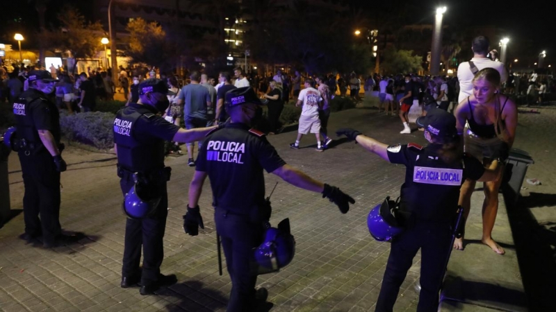La policía expulsa a las personas que beben en la calle