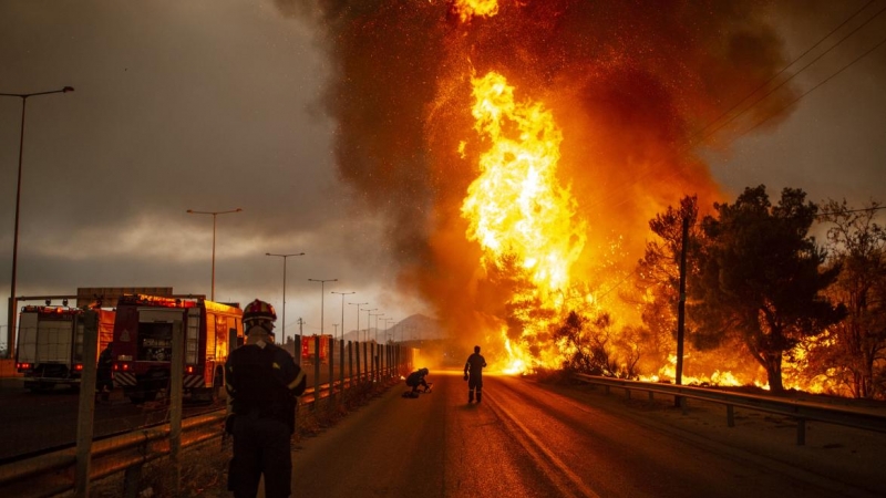 Los incendios forestales que arden en Grecia han sido causados por sequías generalizadas y temperaturas inusualmente altas que se han disparado a entre 40 y 47 grados centígrados durante los últimos 10 días.