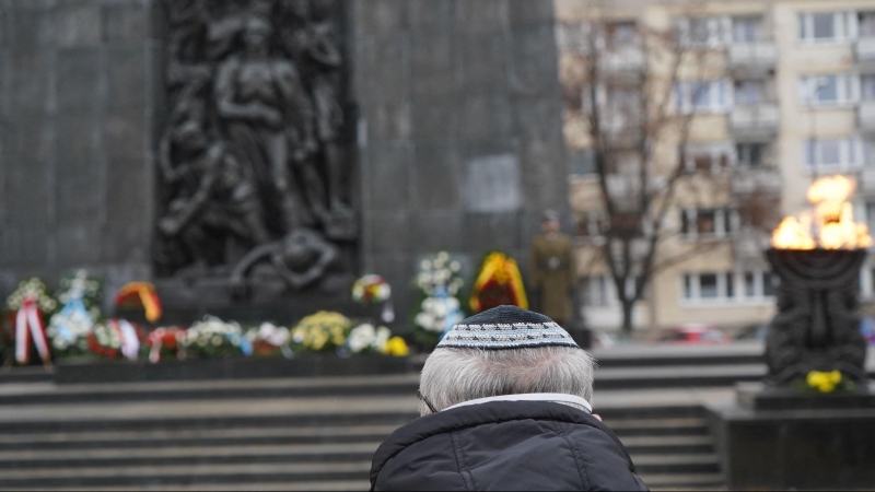 Un miembro de la comunidad judía rinde homenaje frente al Monumento a los héroes del gueto dedicado a las víctimas del levantamiento del gueto de Varsovia de 1943.