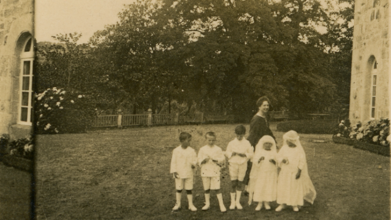 Niños de Primera Comunión en los Jardines de Meirás. 1910-1925.