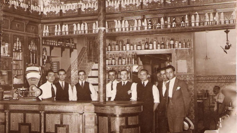 Varios camareros, tras la barra de Casa Cornelio en Sevilla.