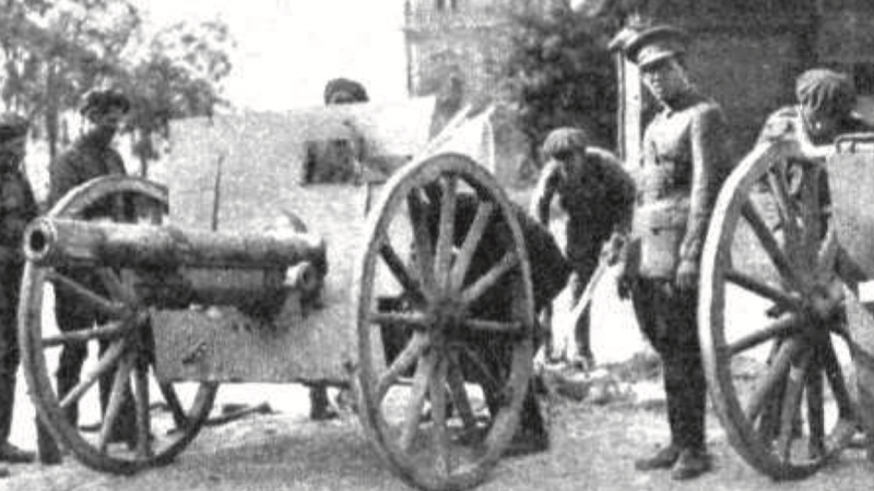 La artilleria, preparada para bombardear Casa Cornelio.