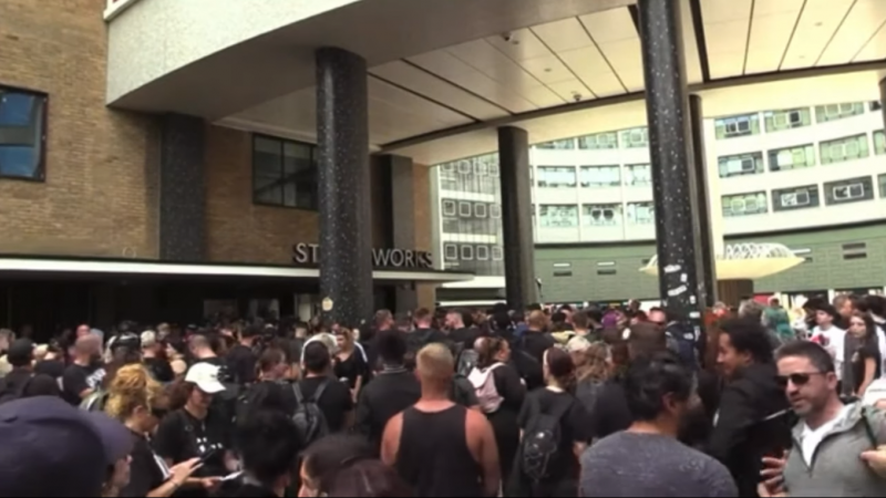 Un grupo de manifestantes tratan de tomar la BBC y se equivocan de edificio