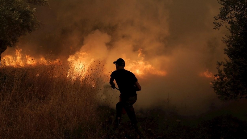 Un voluntario local en labores de extinción de un incendio en la localidad de Istiaia, en la isla griega de Eubea.