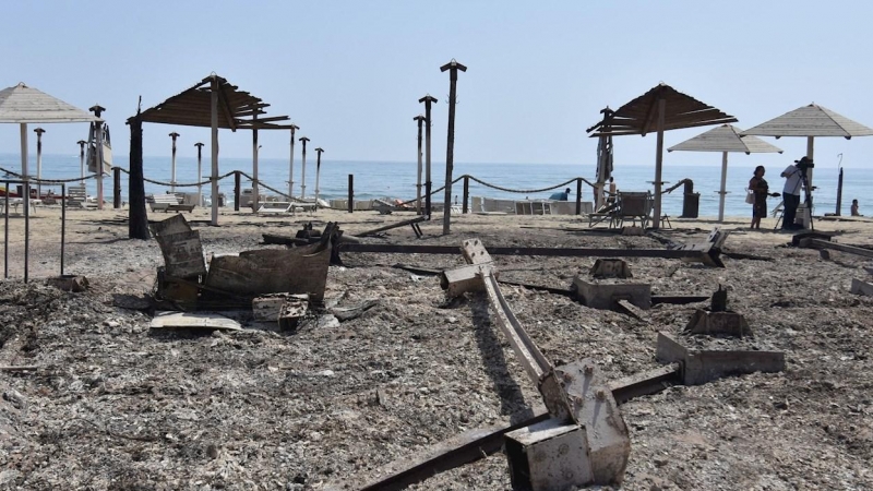 Estado de una playa cerca de Catania, Sicilia, tras el paso de las llamas.