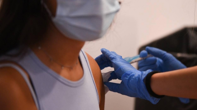 Una adolescente recibe una dosis de la vacuna contra la covid-19