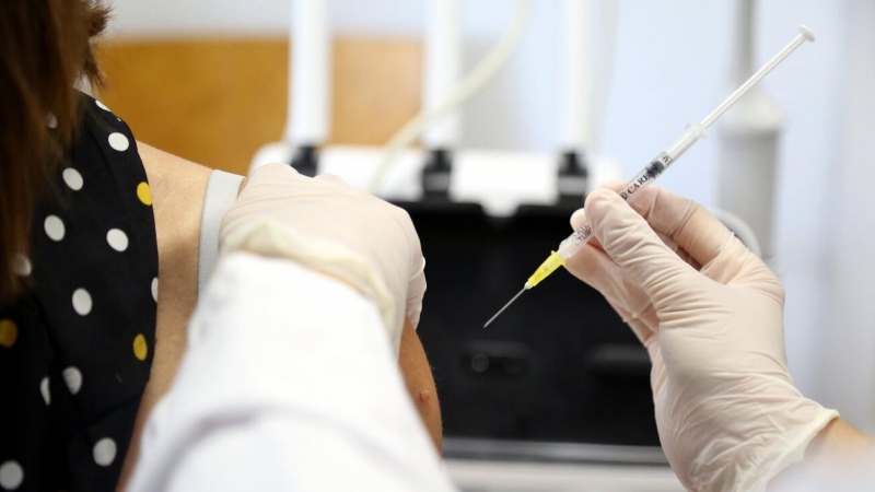 Una sanitària amb una xeringa a punt de punxar una participant en l'assaig clínic de la vacuna de Pfizer de la Covid-19 en dones embarassades, a l'Hospital Vall d'Hebron. 1 de juny del 2021.