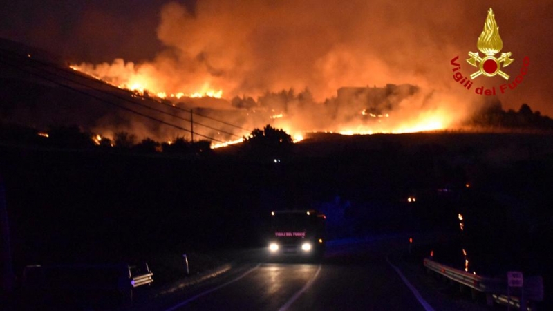 Una ladera ardiendo en la localidad de Petralia Soprana, en Sicilia, Italia.