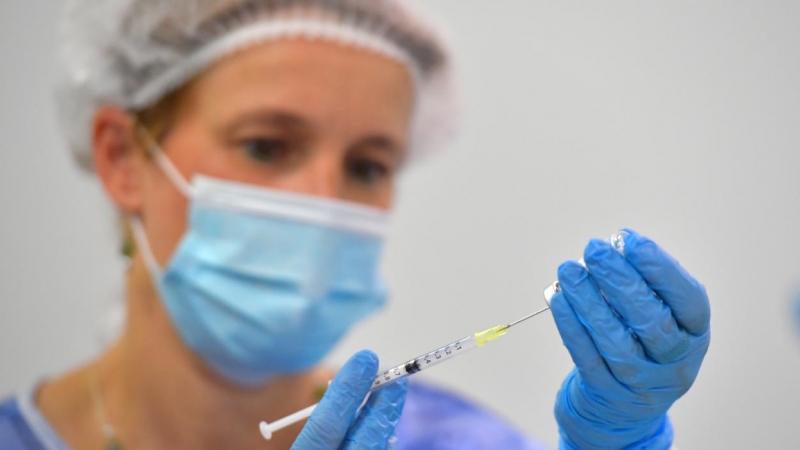 Una enfermera extrae una dosis de la vacuna BioNtech contra la enfermedad por coronavirus en un centro de vacunación de Dresde, en Dresden, Alemania