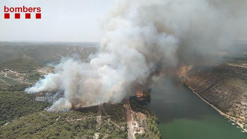 Los Mossos desalojan el camping de Port Massaluca por un incendio en la Pobla de Massaluca