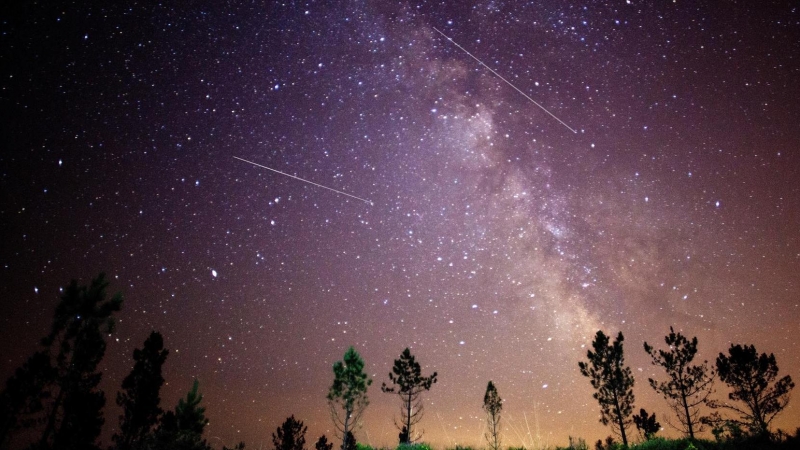 Una estrella fugaz cruza el cielo durante la lluvia de estrellas conocida como perseidas sobre el yacimiento arqueológico Stobi, cerca de Negotino (Macedonia del Norte).