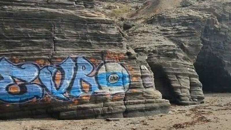 El vandalismo se adueña de un acantilado del Parque de Calblanque, protegido por su riqueza natural.