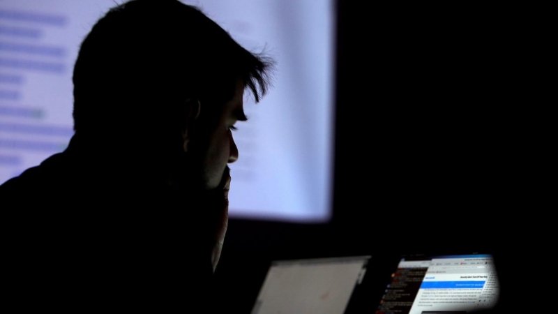 Un hombre particpa en la convención de hackers Def Con, en  Las Vegas (Nevada, EEUU). REUTERS/Steve Marcus