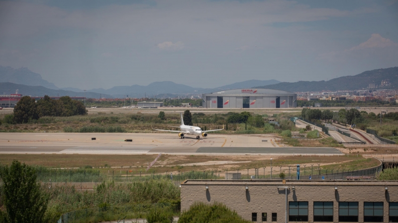 Un avión en el aeropuerto de Josep Tarradellas Barcelona-El Prat, cerca del espacio protegido natural de La Ricarda.
