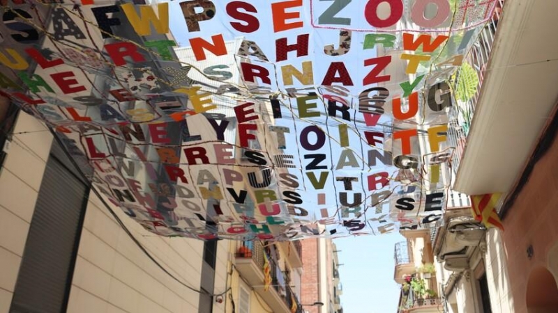 El carrer Ciudad Real de Gràcia on s'hi poden veure uns mots encreuats penjats dels balcons.