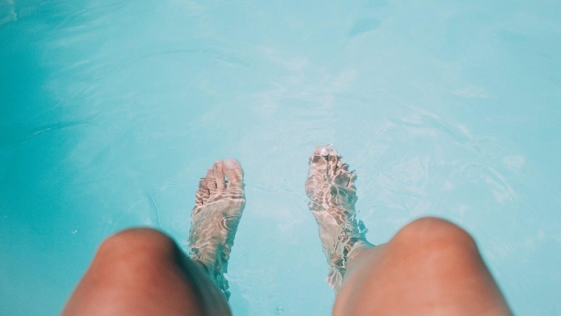 El exceso de sudoración y el contagio en duchas y piscinas son los factores más importantes que provocan que tengamos hongos en los pies en verano.