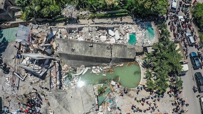 Fotografía desde un dron que muestra los efectos de un seísmo de 7,2 grados hoy, en Los Cayos (Haití).