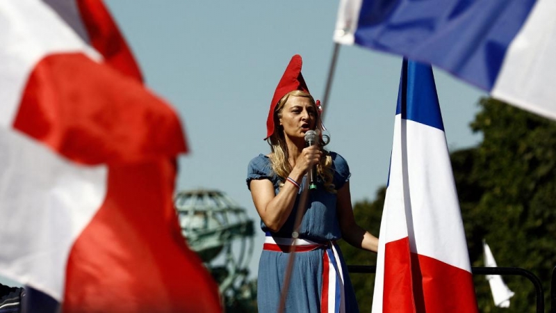 Un manifestante vestido como la figura nacional francesa Marianne pronuncia un discurso durante una protesta contra la vacunación obligatoria COVID-19 para ciertos trabajadores, a 14 de agosto de 2021, París (Francia)
