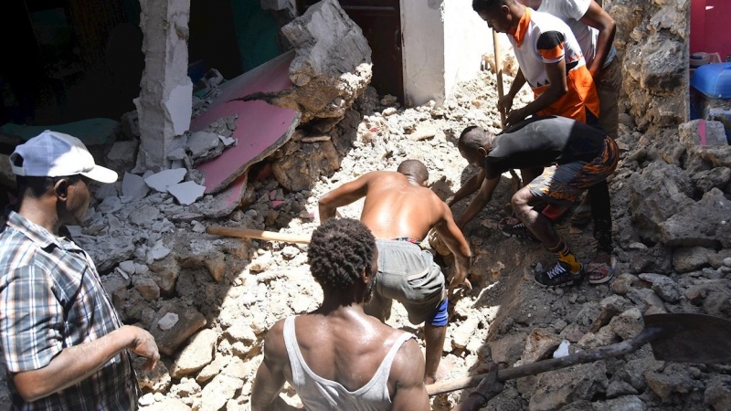 Un grupo de personas remueve escombros en Puerto Príncipe tras el terremoto que afectó a Haití de magnitud 7,2 en la escala de Richter que asoló el sur y otras zonas del país y dejó al menos 304 muertos y cuantiosos daños materiales. EFE/ Duples Plymouth